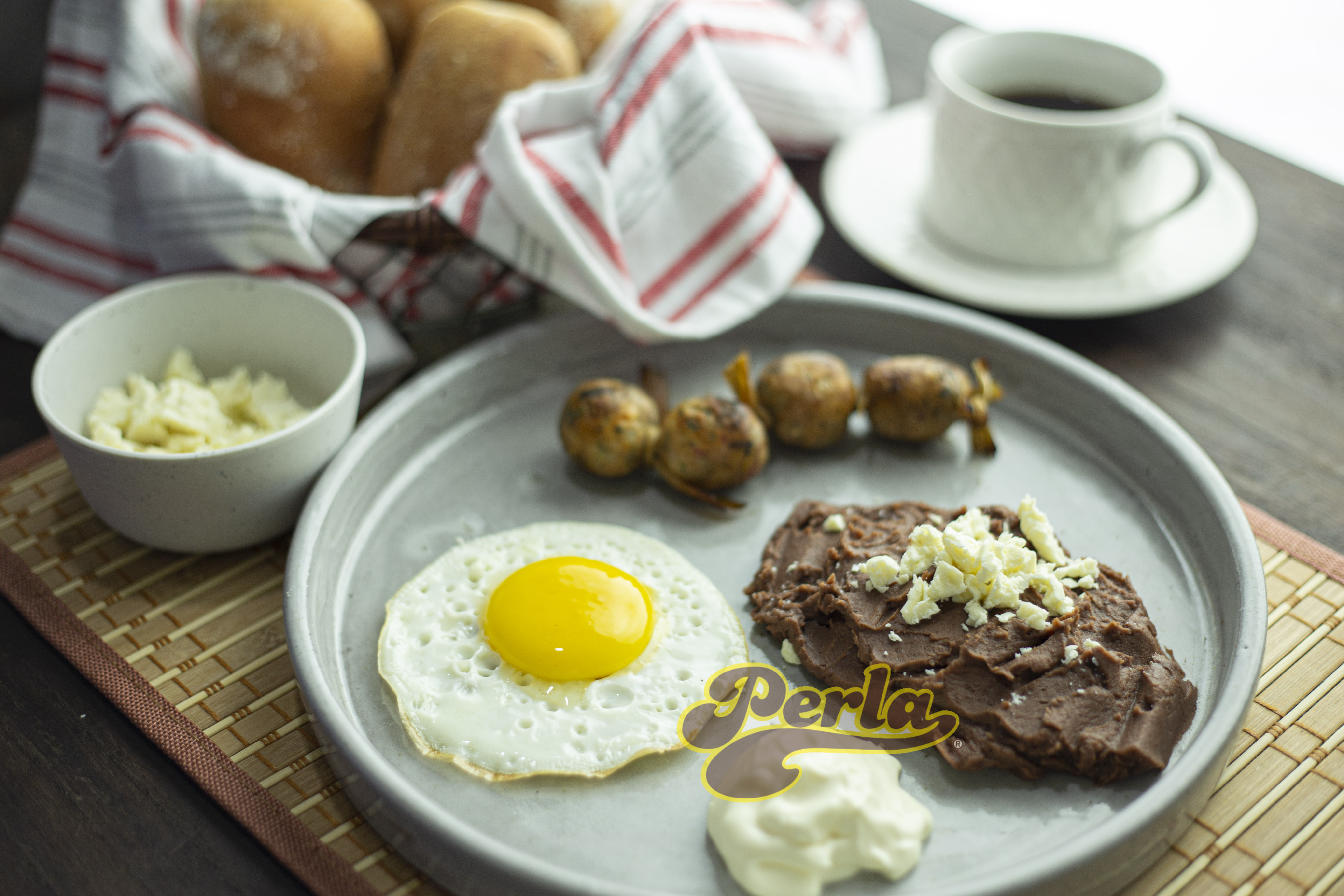 Perla Refried Black Beans (Frijoles Negros Refritos) 28.2 oz, Single Pouch