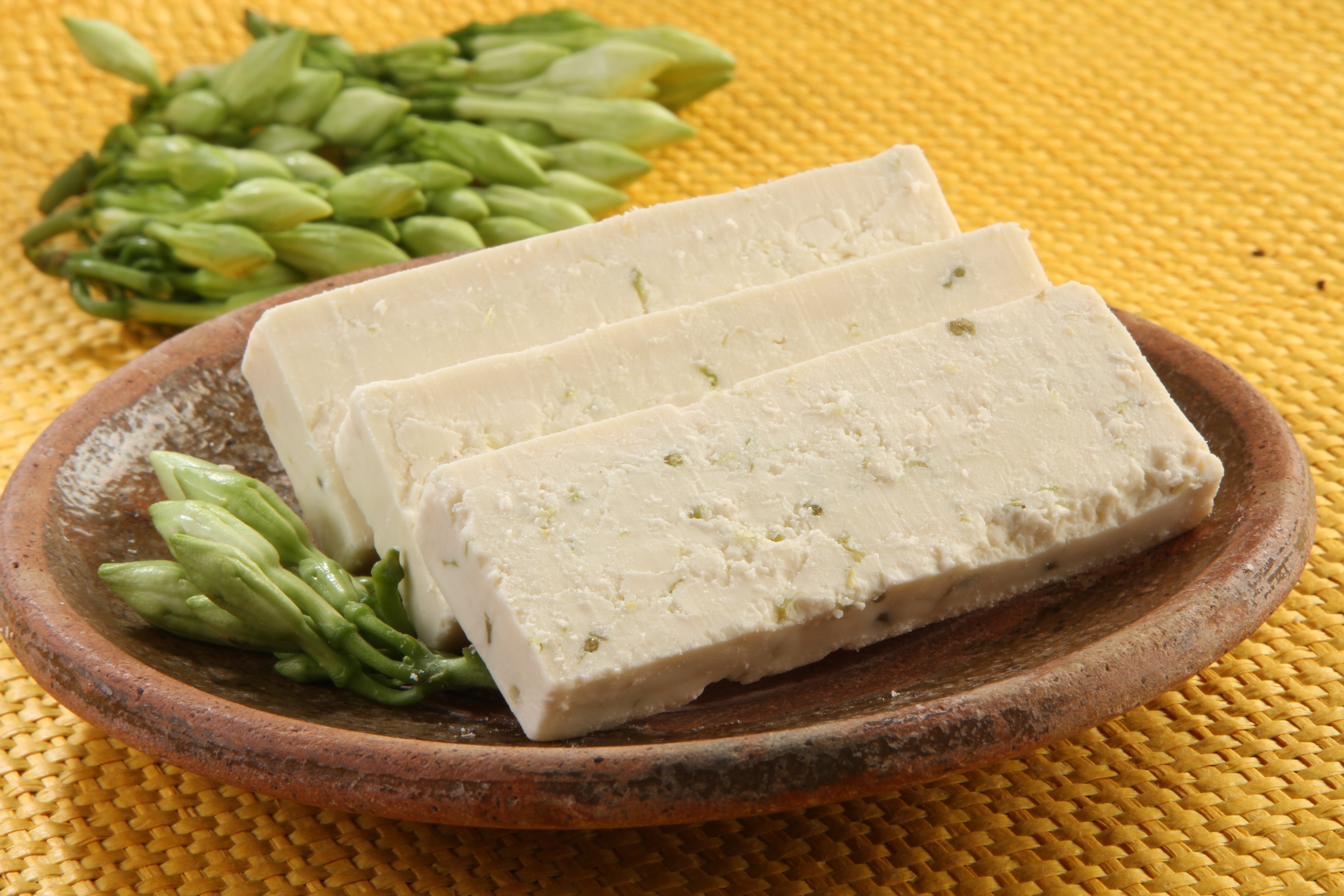 Perla Queso Duro Blando con Loroco (Hard Soft Cheese with Loroco) 12 oz